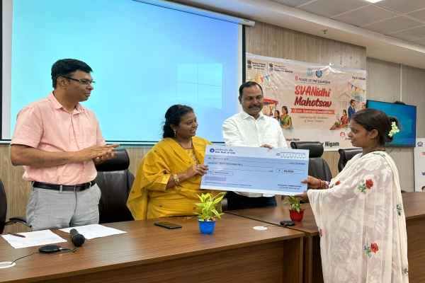 Over 14,000 street vendors in Ranchi received loans worth ₹29.84 crore at the SVANidhi Mahotsav.