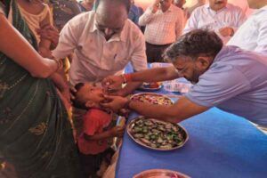 Giridih: National Pulse Polio Campaign begins, DC administers 'two drops of life' dose to children
