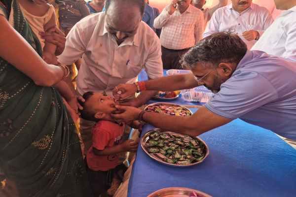 Giridih: National Pulse Polio Campaign begins, DC administers 'two drops of life' dose to children