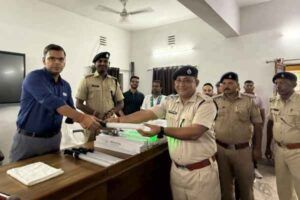 Dhanbad: SSP gives 50 new baton lights to traffic police, will facilitate vehicle checking and duty.
