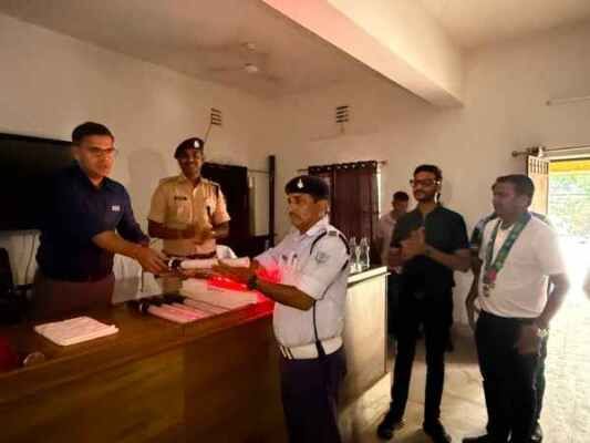 Dhanbad: SSP gives 50 new baton lights to traffic police, will facilitate vehicle checking and duty.