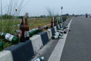 Saraikela: Pile of beer bottles on Chandil NH-32 bypass; roadside turns into a haunt for drinkers.