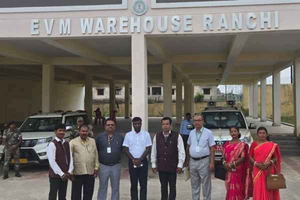 Ranchi: DC Manjunath Bhajantri conducted the monthly inspection of the EVM warehouse located in Nagdi, took stock of the security arrangements.