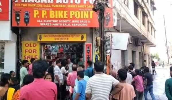Bokaro: Youth critically injured after coming into contact with an 11,000-volt wire.