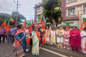 भाजपा कार्यालय के समक्ष महिला कार्यकर्ताएं