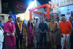 प्रशासन और मंदिर संचालक व्यवस्था में लगे है