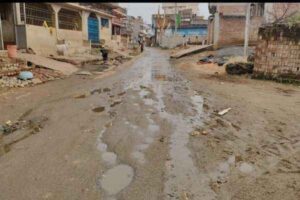 सड़क पर बह रहा गंदा पानी