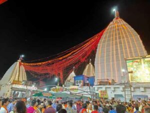अहले सुबह भक्तों की भीड़