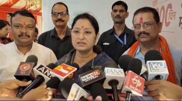 Koderma: Prime Minister Matru Vandana Yojana dialogue program begins, Minister Annapurna Devi says, 'The scheme has reduced maternal mortality and infant mortality rates'