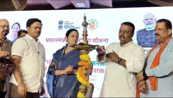 Koderma: Prime Minister Matru Vandana Yojana dialogue program begins, Minister Annapurna Devi says, 'The scheme has reduced maternal mortality and infant mortality rates'