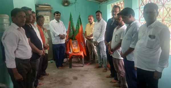 Jamtara: BJP workers paid tribute to Dr. Shyama Prasad Mukherjee on his birth anniversary and pledged to follow his ideals.