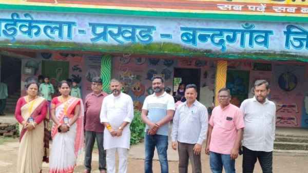 Chaibasa: Congress leaders inspected the booths of Bandgaon regarding SIR.