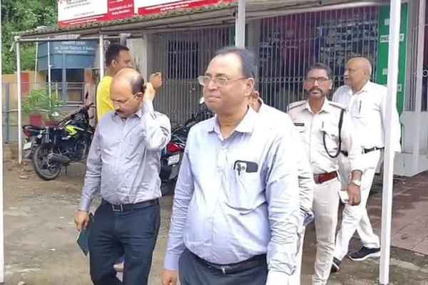 Bokaro: Vigilance raid at Amrit Pharmacy of Dhori Central Hospital; doctors furious over shortage of medicines, management silent