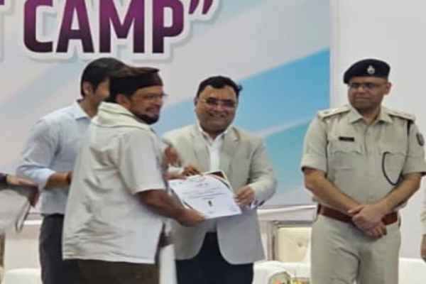 Honors for serving humanity in Chaibasa: Bairam Khan honored with the 'Good Samaritan' award