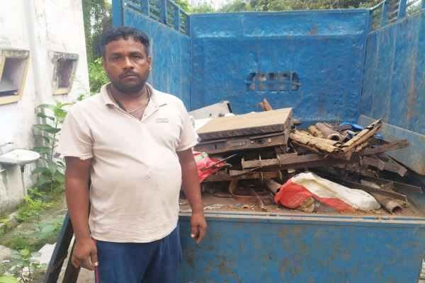 Bokaro: Auto seized with stolen iron gate, DVC land estate department takes action