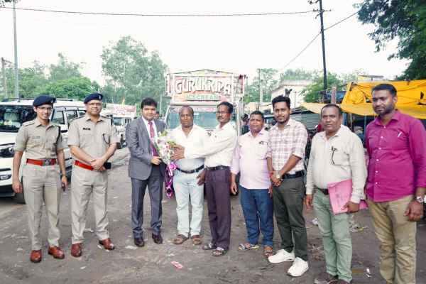 Chaibasa: DC inspected polling stations, felicitated BLOs and supervisors who achieved 100% digitization.