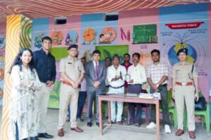 Chaibasa: DC inspected polling stations, felicitated BLOs and supervisors who achieved 100% digitization.