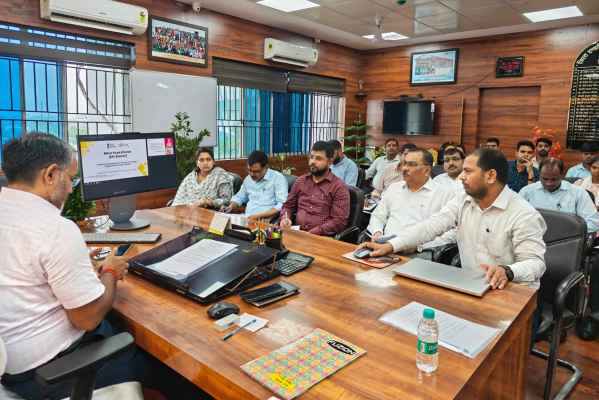 Giridih: District Advisory Committee meeting to accelerate 'My India' campaign, emphasis on maximum registration of youth