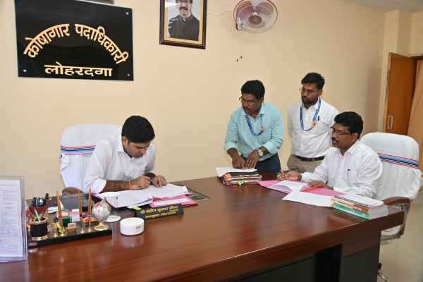 Lohardaga: DC inspected the district treasury, observed the registers and files and issued necessary instructions.