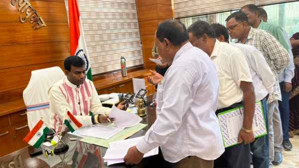 In Ranchi's Janata Darbar, the DC issued show-cause notices to several officials, including two COs, for negligence in revenue matters.