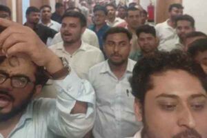 Members of the Secretariat Association surrounded the office of Personnel Secretary Praveen Toppo, raised slogans of 'Hai-Hai' and said, "Personnel Secretary, go back."
