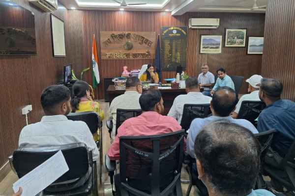 Saraikela: The DDC reviewed the progress of development and construction projects. He directed the implementation of quality work.