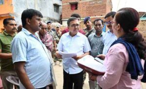 Bokaro: DC inspected the SIR-2026 campaign at various polling stations in Petarwar.