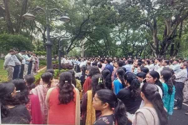 Members of the Secretariat Association surrounded the office of Personnel Secretary Praveen Toppo, raised slogans of 'Hai-Hai' and said, "Personnel Secretary, go back."