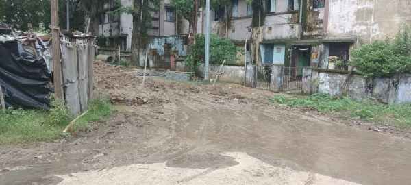 Bokaro: Dirty water flowing from STP increases problems, making life difficult for school children and colony residents.