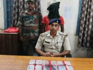 Jamtara: Cyber police station arrested the accused of online fraud, recovered 6 mobile phones and 7 SIM cards.
