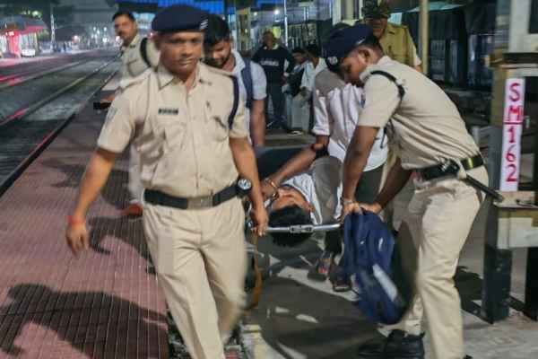 Koderma: Under 'Mission Seva', RPF saved the life of an injured passenger and took him to Sadar Hospital by ambulance.