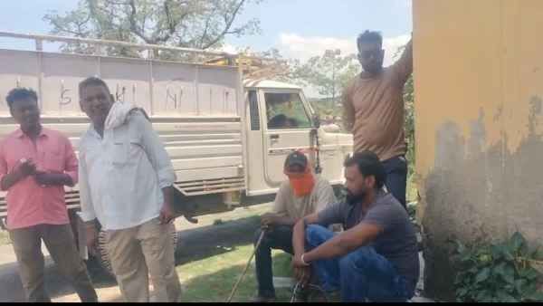 Palamu: Body of youth found hanging from a tree, police investigating whether it was murder or suicide