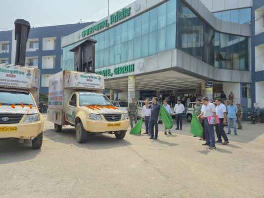 उपायुक्त रामनिवास यादव बिरसा कृषि रथ-2026 को हरी झंडी दिखाते हुए