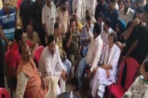 हिमांशु सिंह के परिजनों से मुलाकात करते पूर्व मुख्यमंत्री रघुवर दास