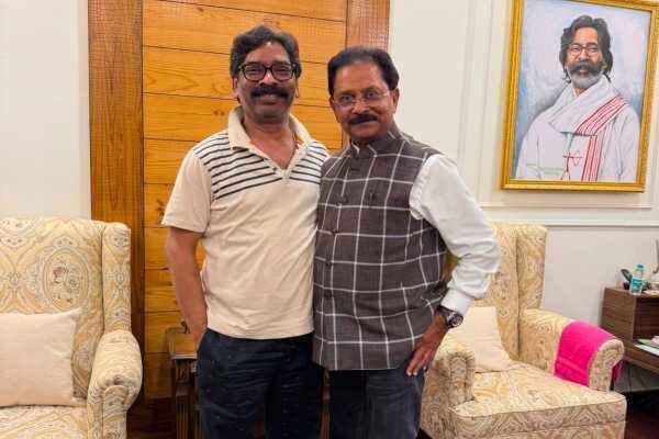 CM हेमंत सोरेन से मुलाकात करते धीरज प्रसाद साहू