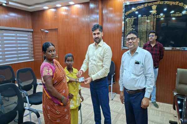 दिव्यांग युवती विशाखा बाउरी को प्रमाणपत्र सौंपते उपायुक्त आलोक कुमार