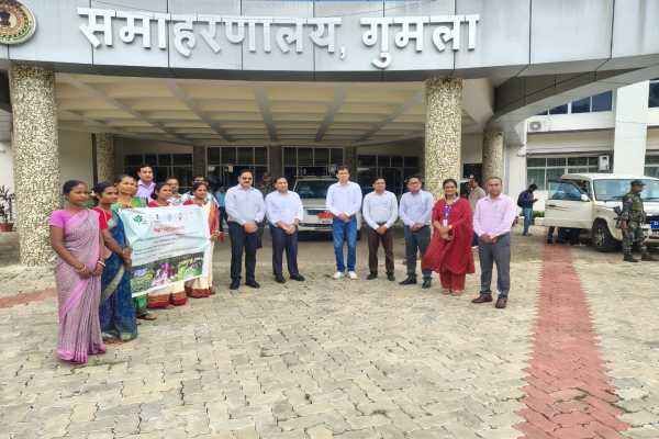 गुमला से दुबई रवाना हुई आम्रपाली आम की खेप