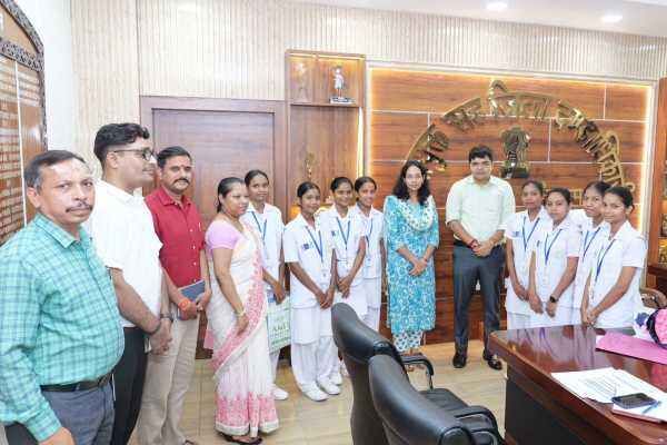 बेंगलुरु रवाना होने से पहले उपायुक्त से मिलीं ANM छात्राएं
