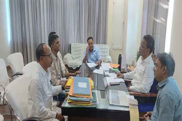 गिरिडीह नगर निगम के विकास को लेकर नगर आयुक्त से मिले माले नेता राजेश सिन्हा