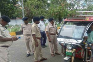 बोकारो में ऑटो-टोटो जांच अभियान के दौरान चालान काटती ट्रैफिक पुलिस