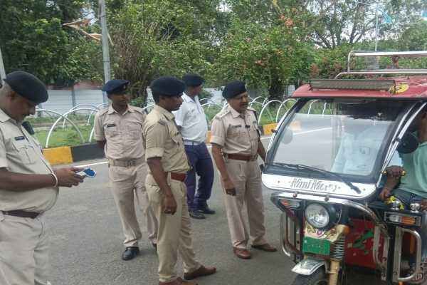 बोकारो में ऑटो-टोटो जांच अभियान के दौरान चालान काटती ट्रैफिक पुलिस