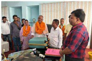 30 वर्षों की सेवा के बाद मोहम्मद जफीर को सम्मानित करते एडीओ और कार्यालय कर्मी