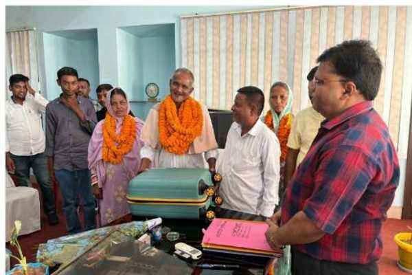 30 वर्षों की सेवा के बाद मोहम्मद जफीर को सम्मानित करते एडीओ और कार्यालय कर्मी