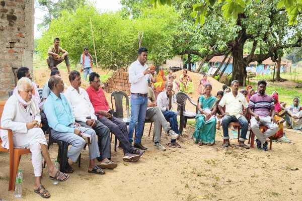 पुलिस कार्रवाई के विरोध में आयोजित ग्राम सभा