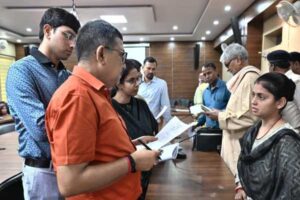 'हम आपको सुनते हैं' कार्यक्रम में शिकायतें सुनते उपायुक्त