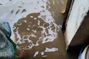 नाली बंद होने से पानी में डूबा घर, रातभर की बारिश से बढ़ी लोगों की परेशानी