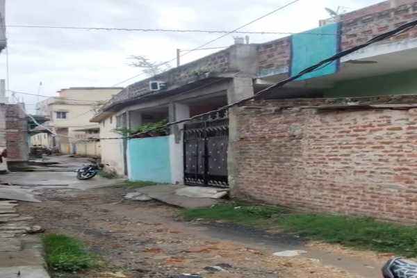 मौत बनकर झूल रहा बिजली का तार