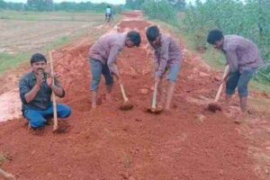 ग्रामीणों ने खुद उठाया कुदाल, श्रमदान से बनाई दो किलोमीटर कच्ची सड़क