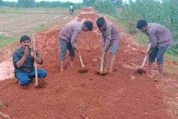 ग्रामीणों ने खुद उठाया कुदाल, श्रमदान से बनाई दो किलोमीटर कच्ची सड़क