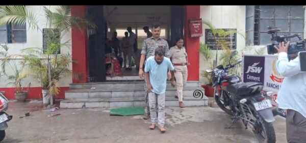 रांची: थाने में रील बनाना युवक को पड़ा भारी, पुलिस ने कराई परेड, मंगवाई माफी